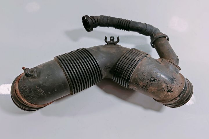 Furtun admisie aer 3C0129654M Volkswagen VW Passat B6 seria