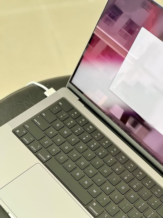 Macbook pro m2 pro 16/512 14-inch 16 yader 120 fps quvat 40 soatgacha