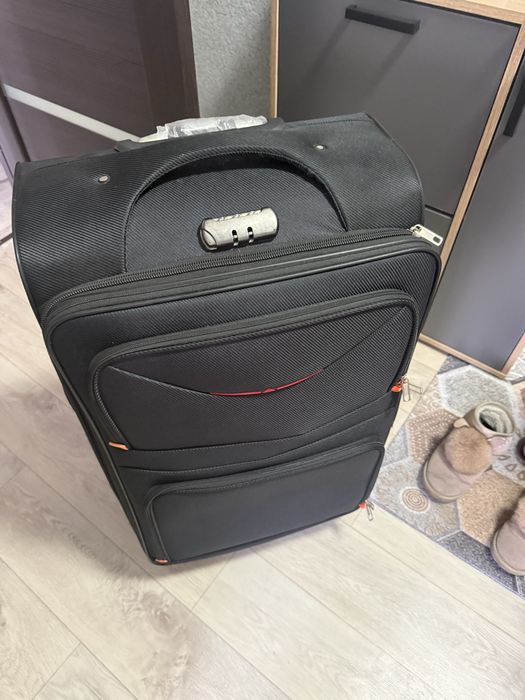 Продам новый чемодан размер L черный