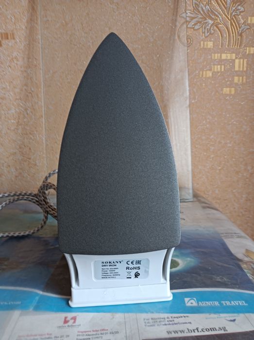 Утюг домашний электрический.