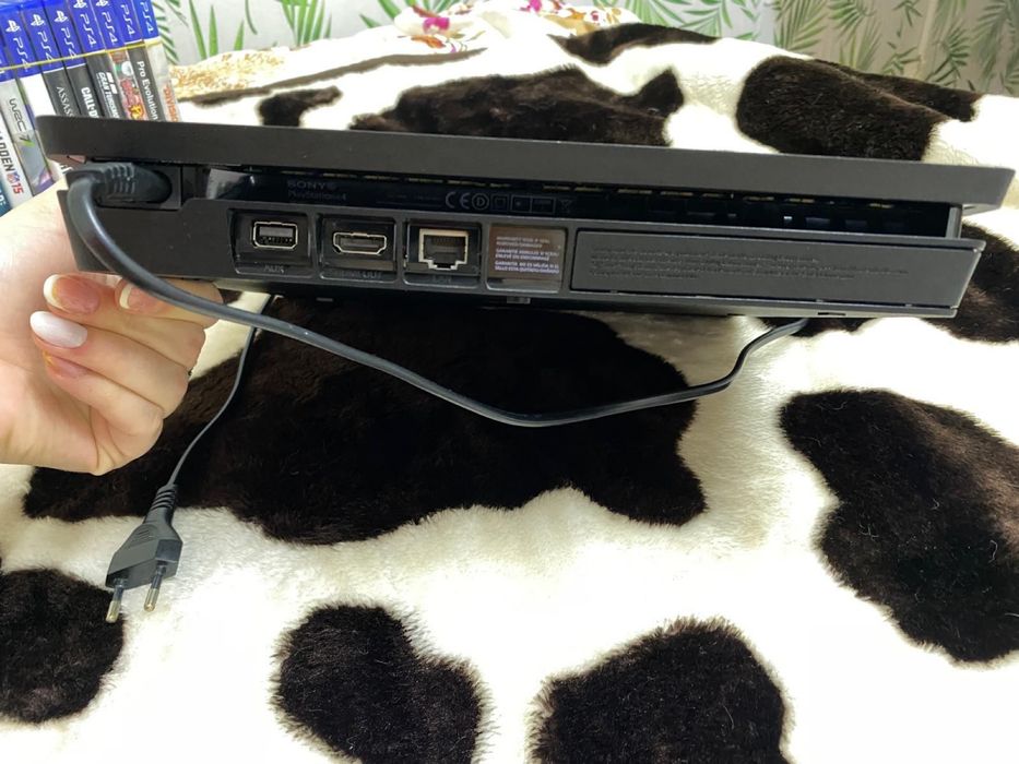 PlayStation 4 Slim 500GB + 2 controllere + 11 jocuri – stare foarte bună