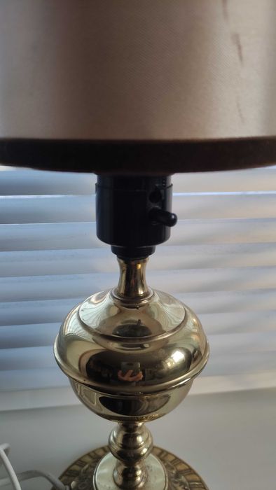 Старинна настолна лампа с тяло от масивен месинг