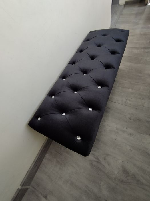 Vând băncuță tapițată , bancheta din catife cu nasturi de cristal