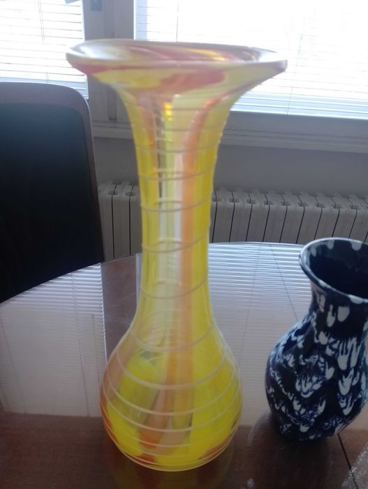 Четири различни вази (кафяво-синята не е налична)