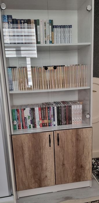 Книжный шкаф сотилади