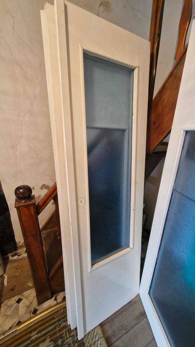 Двери межкомнатные дерево.