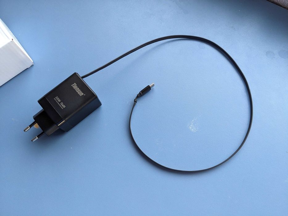 Зарядно с вграден/прибиращ се кабел