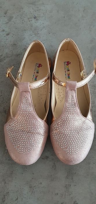 Затворени обувки за момиче. Различни размери и модели