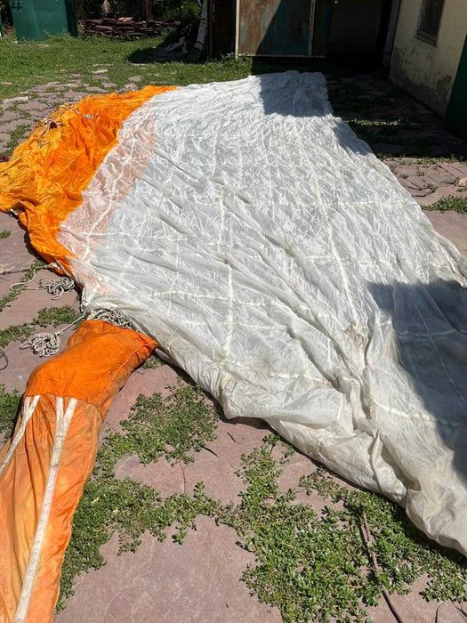 Два Парашюта. Полотно.