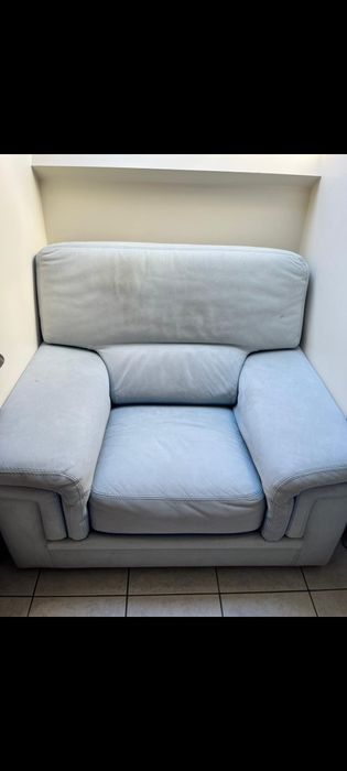 Canapea 2 locuri, piele  originală stare buna .nu se extinde.