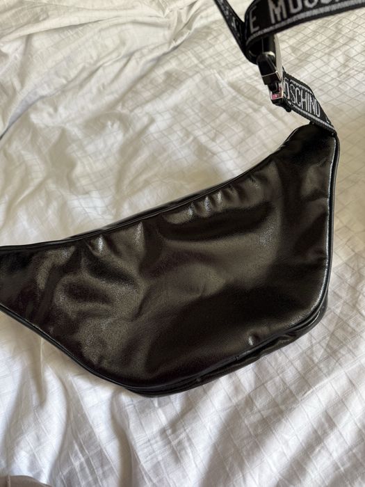 Moschino чанта през рамо или за кръста