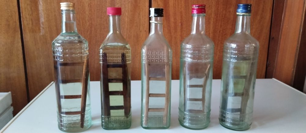 5 стъклени бутилки 0.7л със дървена стълба в тях
