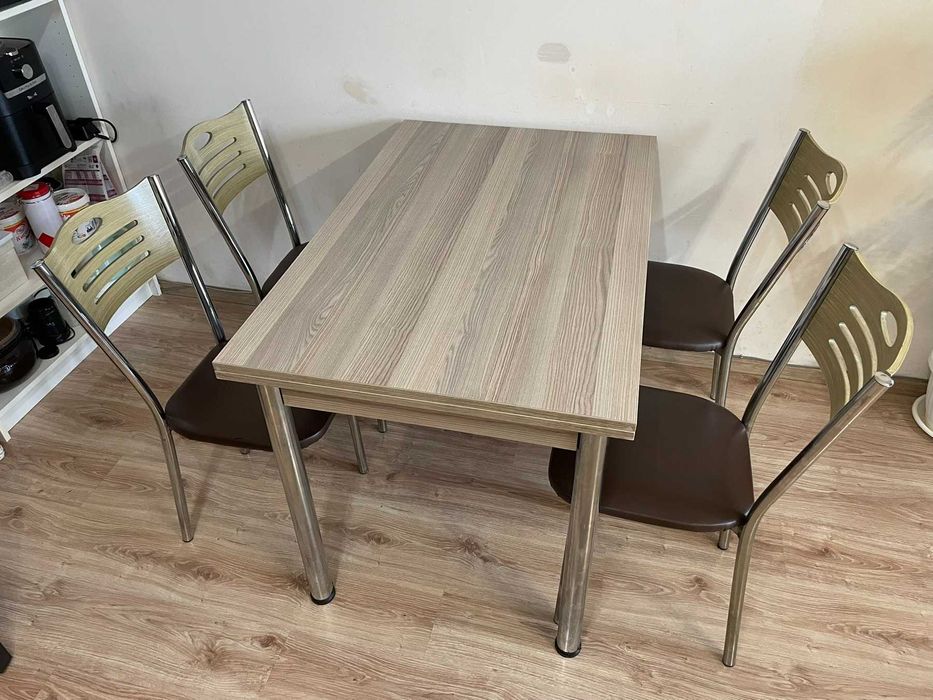 Маса с четири стола.