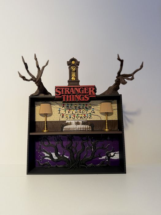 Suport etajera stand figurine jucarii Stranger Things kinder will