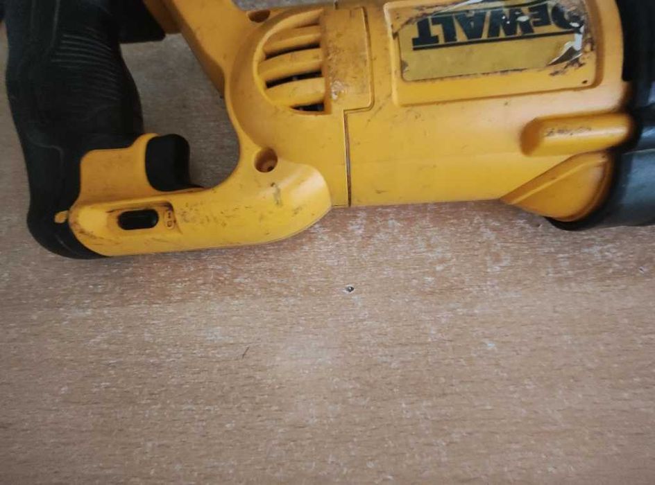 fierastrau dewalt 18v