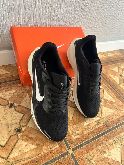 Новые кроссовки Nike