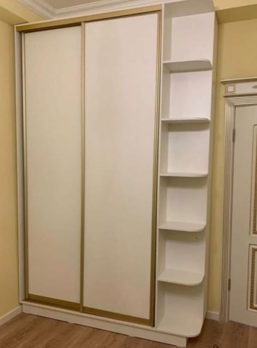 Продам купейный шкаф зеркалом