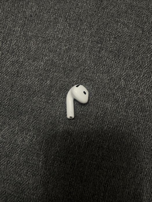 Левый наушник airpods 4