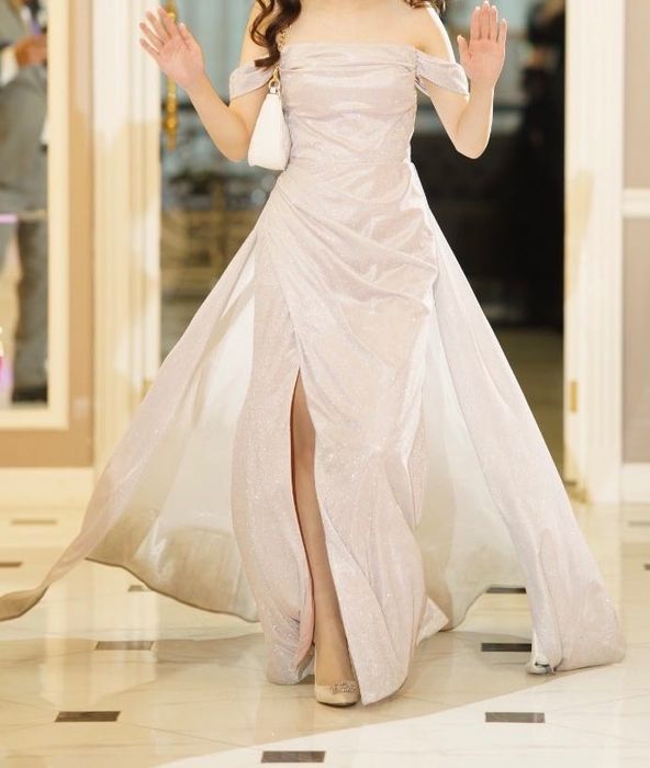 Вечернее блестящее платье в розовом цвете