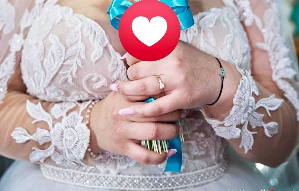 Vând rochie de mireasă elegantă, purtată o singură dată, perfectă pentru o viitoare mireasă care vrea să se simtă specială în ziua nunții!