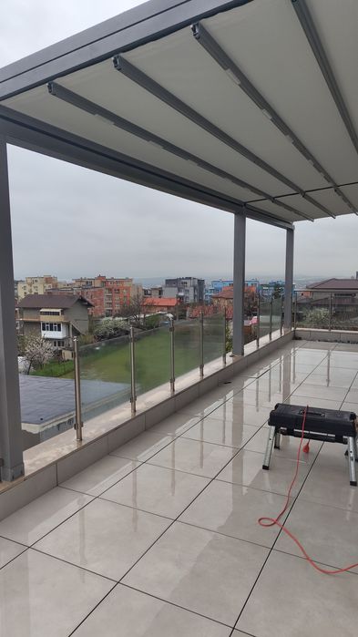 Стъклен парапет.