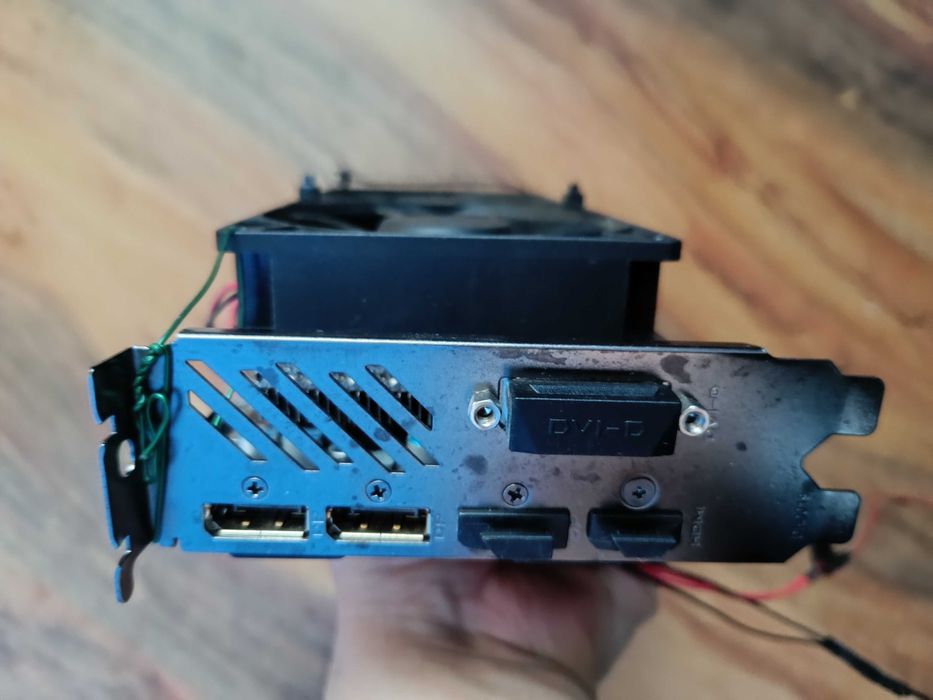 Видеокарта Gigabyte RX 570 4gb, със сменени вентилатори, тествана