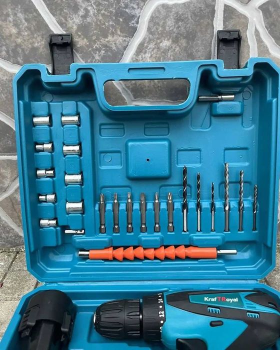 Пълен комплект Винтоверт с куфар 2 бр батерии и накрайници в комплекта