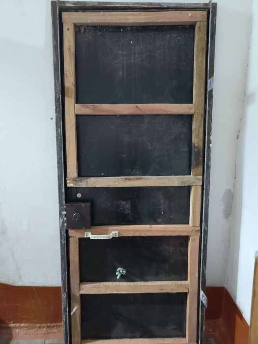 Продам входную дверь