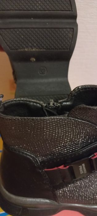 Продам для девочек демисезонные ботинки