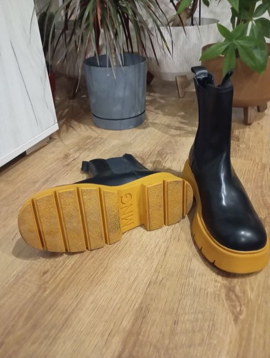 Боти Mango. Продавам за 30 лв.