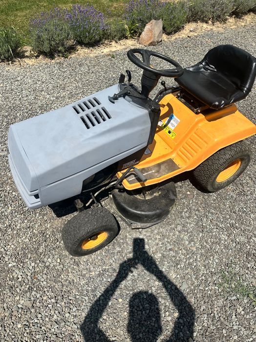 Tractoraș tuns gazonul