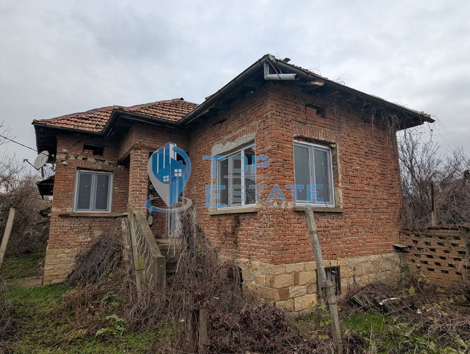 Тухлена къща с голям двор и кладенец в покрайнините на село Върбица,