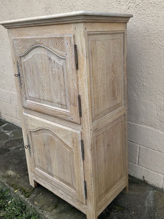 Голям шкаф от масивен дъб изцяло от дърво