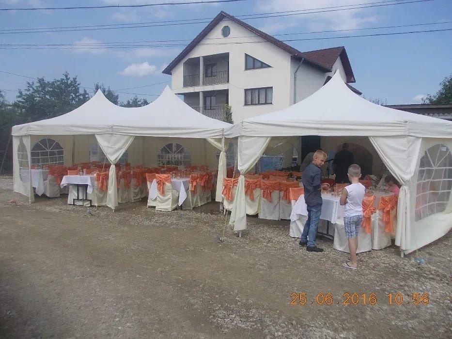 Cort petrecere  la iarbă verde