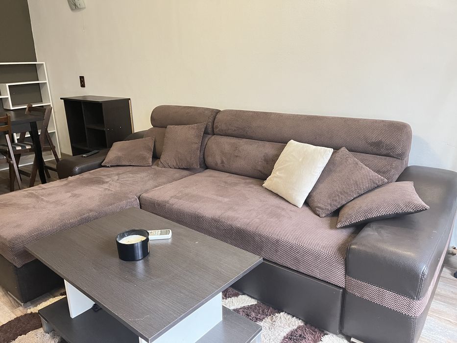 Диван, използван е. Има забележки.