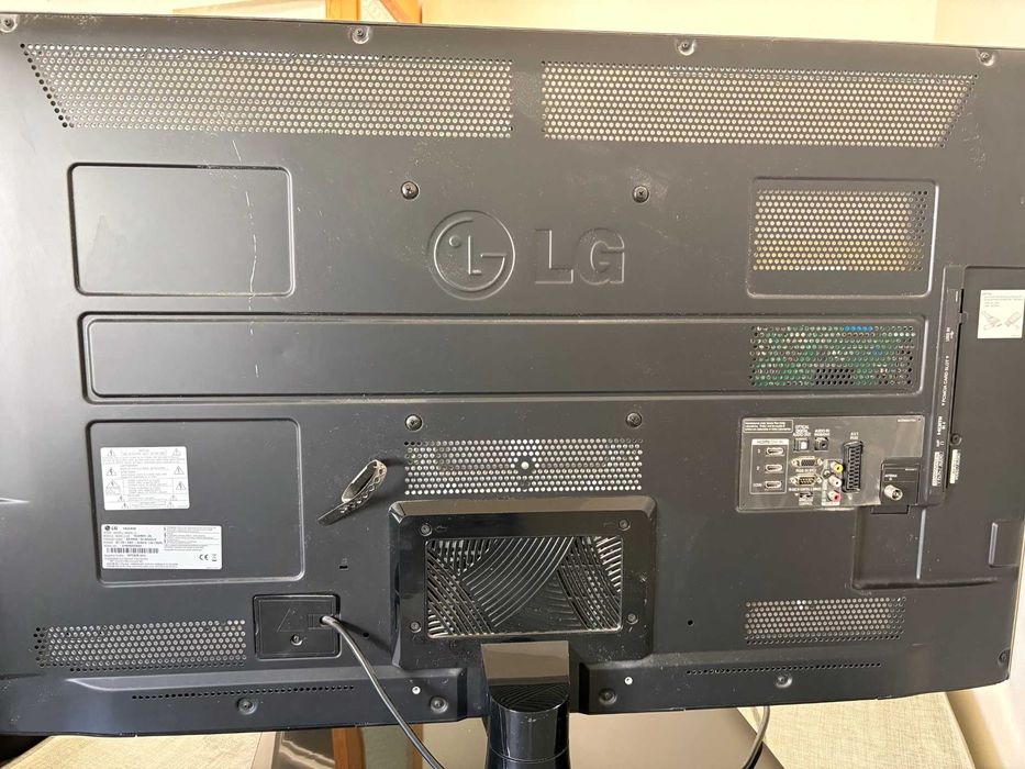 Vând televizor LG 42LE4500, cu ecran de 42 inch (107 cm).