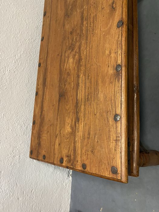 Масивна холна маса от тик с орнаменти от ковано желязо Индия