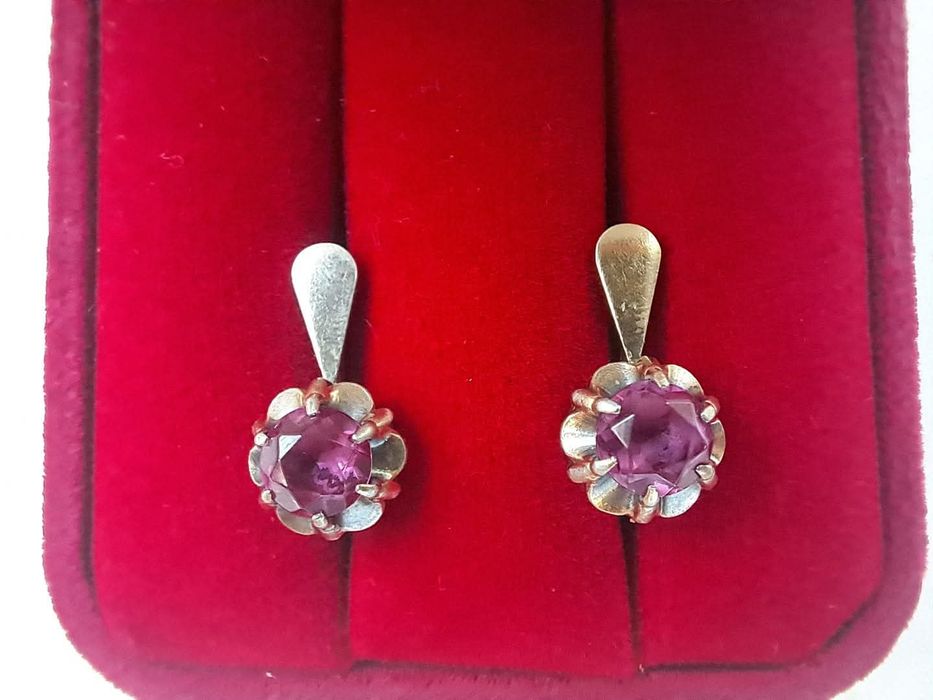 Позлатени сребърни обеци със синтетичен корунд.

Про