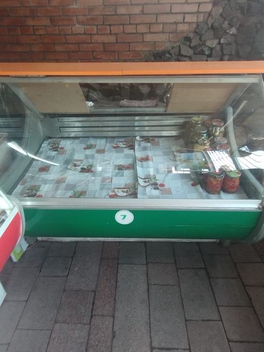 Продам 2 витрины