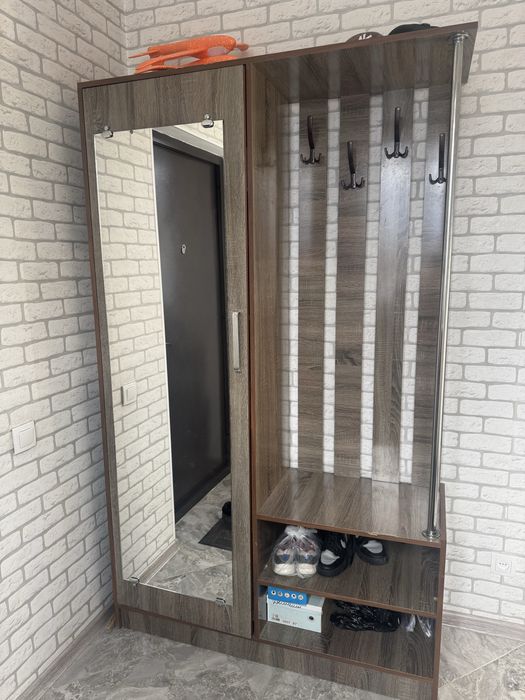 Шкаф в прихожую с зеркалом и полками