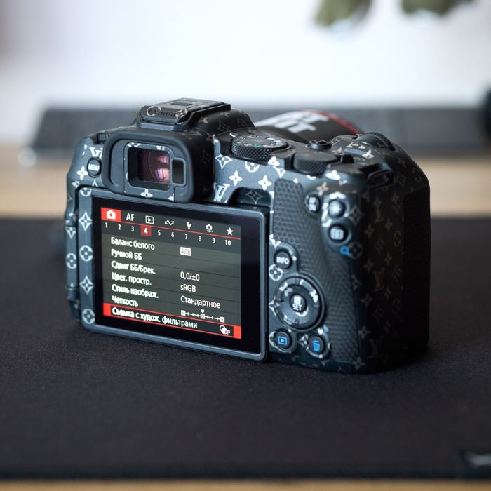 Продаю Canon EOS R8