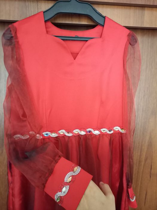 Qizil ko'ylak 1 marta kiyilgan