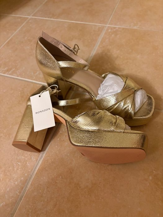 Обувки на ток и платформа, нови, цвят злато