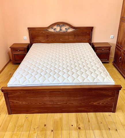 Спална масив /орех/  с размери на матрака 2.0на 1.6м