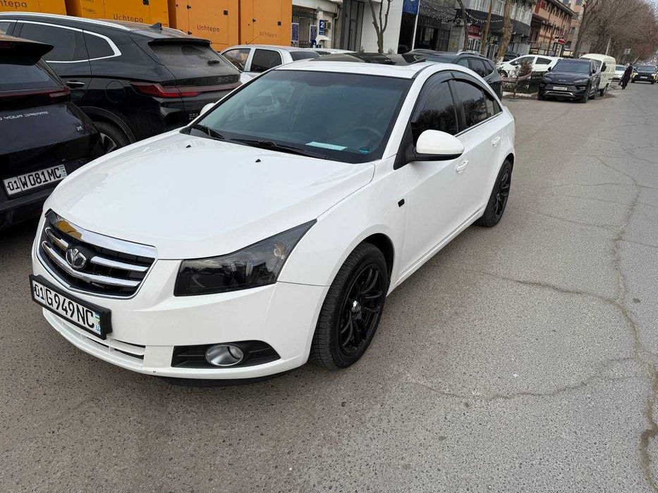 Продается Cruze 1.6 хорошее состояние.