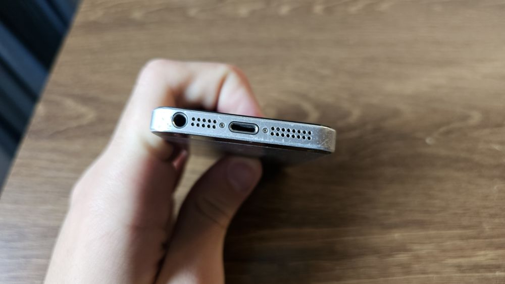 iPhone SE silver 128Gb