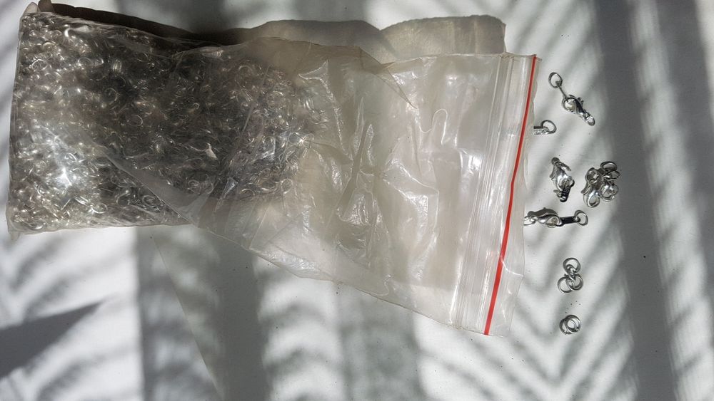 Сребристи закопчалки и халкички