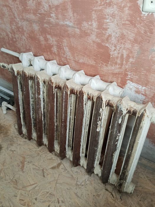 Продам чугунный радиатор