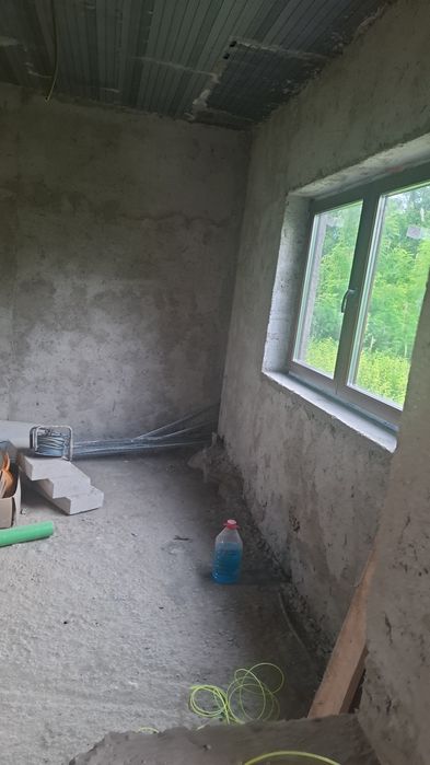 Vand casa in zona todireni centru langa primarie .este facut nou apa trasa ,curent tras, casa are 3 camere 2 bai bucatarie +living ..casa are si beci