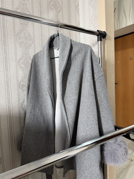 Пальто серого цвета весений